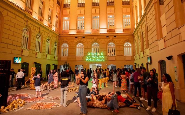 Público no pátio do CCBB Belo Horizonte; espaço recebe o prólogo da exposição MEME: no Br@sil da memeficação