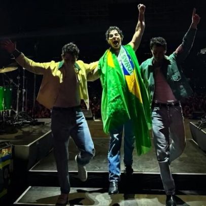 Jonas Brothers postam foto com bandeira do Brasil e falam da Copa