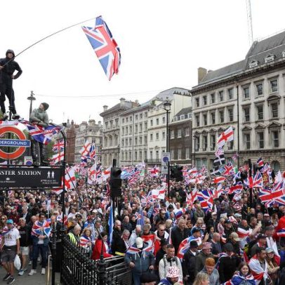 Líder ultradireita promete batalha pela Grã-Bretanha em protestos em Londres