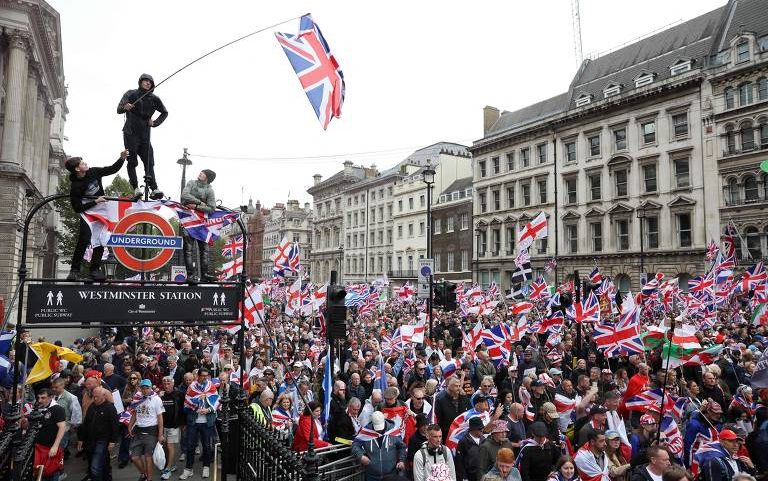 Milhares de manifestantes tomam Whitehall, no centro de Londres, durante a marcha de ultradireita United the Kingdom, neste sábado (16)