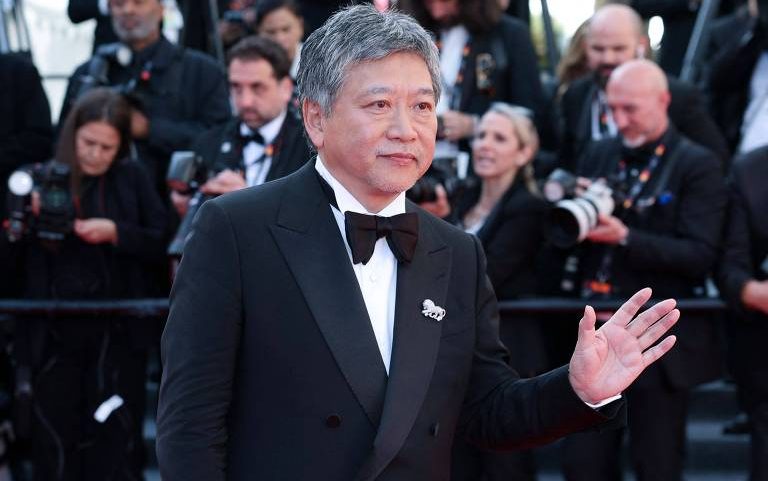 O diretor e roteirista japonês Hirokazu Kore-eda sai após a exibição do filme "Sheep in The Box" na 79ª edição do Festival de Cinema de Cannes, em Cannes, sul da França, em 16 de maio de 2026