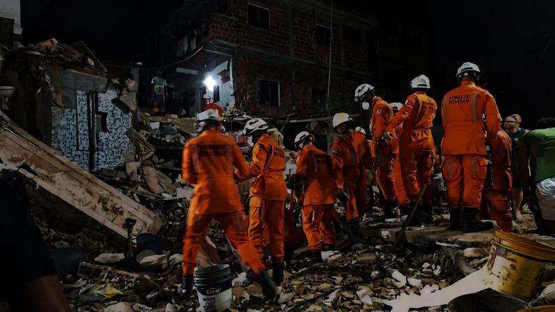 Bombeiros buscam vítimas de desabamento de prédio de quatro andares no bairro Luiz Anselmo, em Salvador, neste sábado (16)