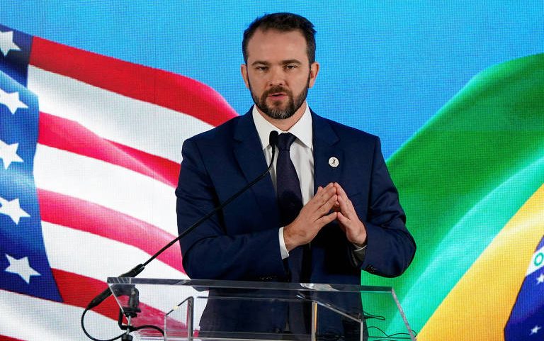 O ministro da Fazenda, Dario Durigan, fala à imprensa após encontro do presidente Lula com o presidente norte-americano, Donald Trump.