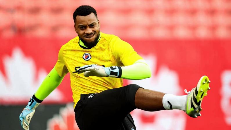 Goleiro Josue Duverger durante aquecimento antes de amistoso entre Haiti e Islândia