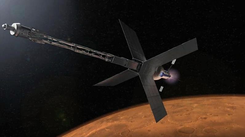 Sonda espacial com estrutura longa e painéis solares em formato de X orbitando próximo à superfície de Marte, visível ao fundo com sua coloração avermelhada e crateras.