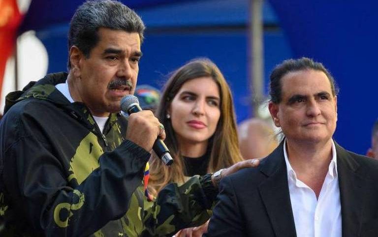 O ex-ditador da Venezuela Nicolás Maduro com Alex Saab e sua esposa, Camilla Fabri