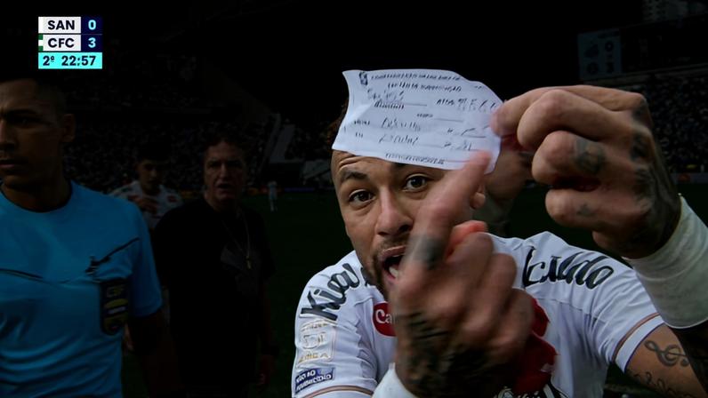Neymar exibe para câmera um papel com o número correta da substituição indicada pelo Santos