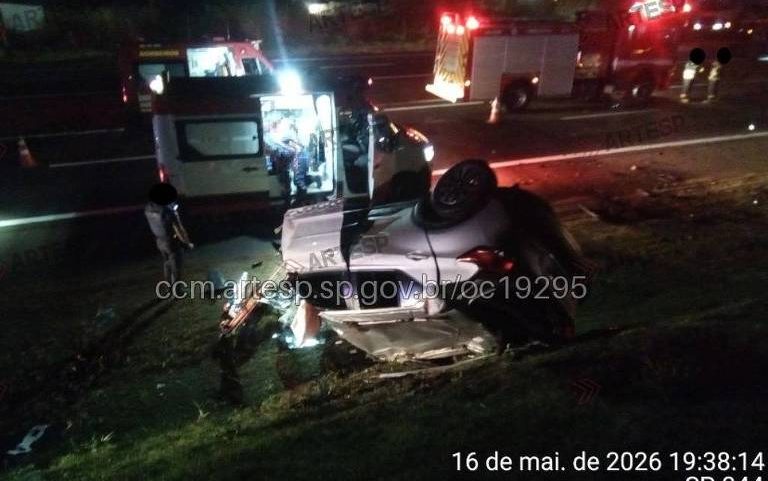 Ferragens de automóvel envolvido em acidente com cinco mortos na SP-344, na altura de São João da Boa Vista (SP); dois carros bateram de frente