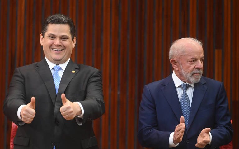 O presidente Lula ao lado de Davi Alcolumbre, presidente do Senado, durante a cerimônia de posse do ministro Kassio Nunes Marques como presidente do TSE