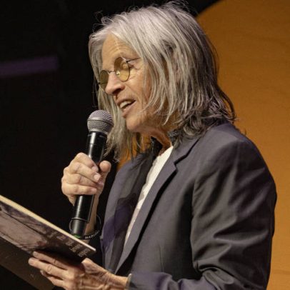 Eileen Myles ocupa palco com palavras e lota auditório do Poesia no Centro