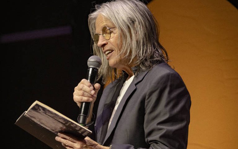 Eileen Myles, poeta e referência da literatura queer, no festival Poesia no Centro