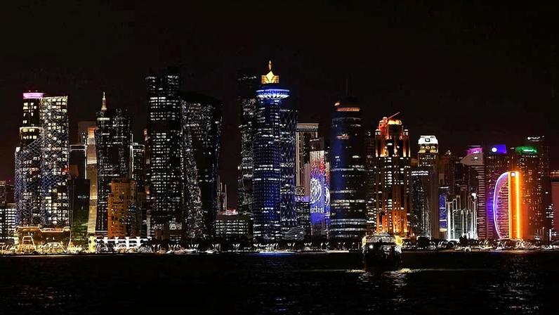 Arranha-céus iluminados no horizonte de Doha, cidade que cresceu com o dinheiro da exportação de gás natural liquefeito