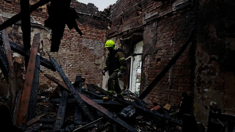 Bombeiro vistoria prédio atingido por ataque russo contra o porto de Odessa, na Ucrânia