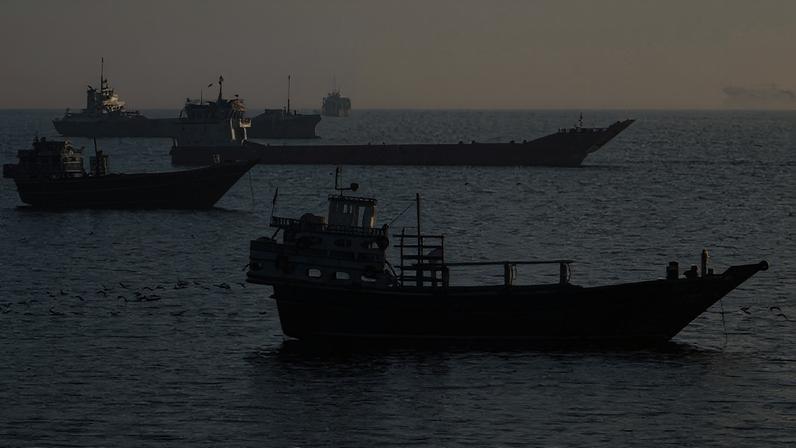 Navios atracados no estreito de Hormuz, próximo ao território de Omã
