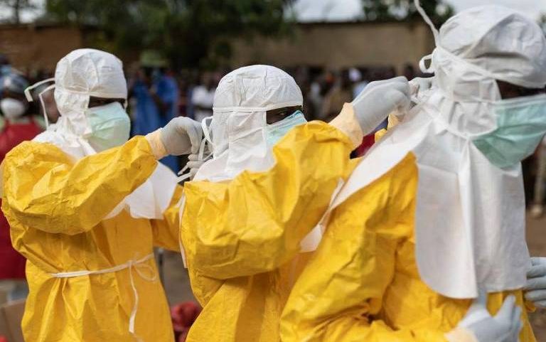 Agentes de saúde durante um surto de ebola no ano de 2022 em Uganda