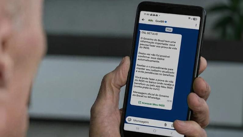 Mensagem oficial enviada pelo governo tem um selo azul verificado no WhatsApp