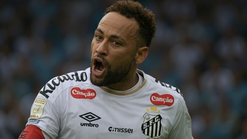 Neymar em ação durante duelo entre Santos e Coritiba na Neo Química Arena, em São Paulo