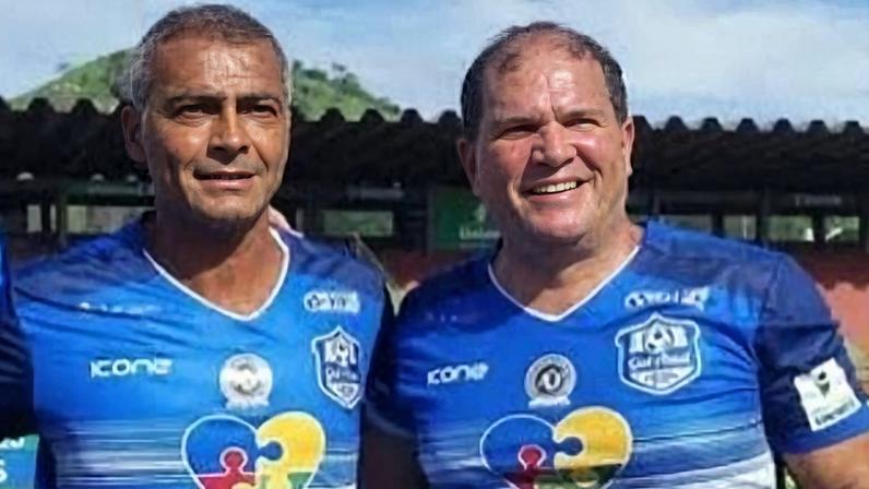 Ex-meia do Vasco Geovani Silva (à direita), ao lado de Romário; apelidado de Pequeno Príncipe, Geovani lutava contra um câncer
