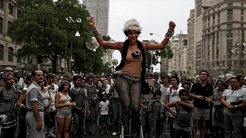 Foto de Juca Martins, registrando o Carnaval no centro de São Paulo, nos anos 1970, em exposição na 20ª Mostra Anual de Fotojornalismo da Arfoc-SP