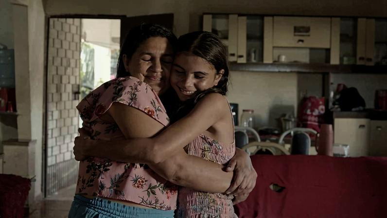 Valdenice Silva, 42, e a filha Vitória durante gravação de documentário do Instituto Brasil Solidário sobre educação financeira