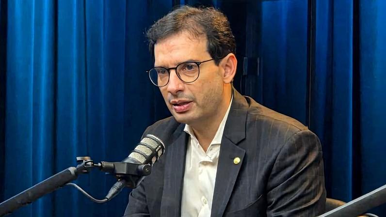 Relator da PEC 6x1, o deputado Leo Prates afirma ao C-Level que haverá regras de transição para contratos públicos