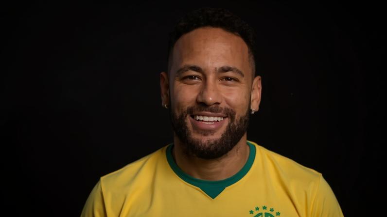 O técnico da seleção brasileira, Carlo Ancelotti, e imagem de Neymar na apresentação dos convocados para Copa