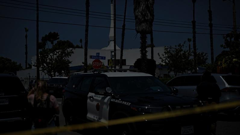 Policiais e equipes de resgate do lado de fora da mesquita do Centro Islâmico de San Diego, na Califórnia