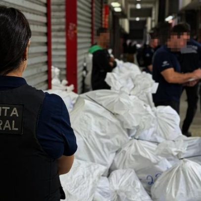 Receita fecha shoppings no Brás e apreende camisas de futebol