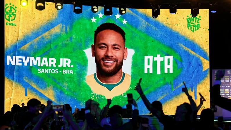 Neymar é exibido em telão no Museu do Amanhã, no Rio de Janeiro, no momento em que Carlo Ancelotti o convocou para a Copa do Mundo