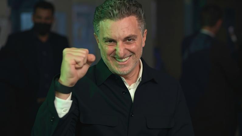 Luciano Huck apareceu logo após Ancelotti anunciar o nome de Neymar