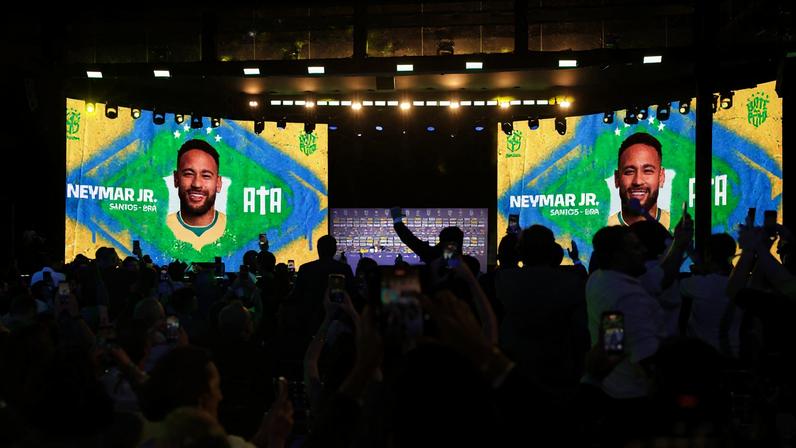 Fãs acompanham a convocação da seleção brasileira de perto e vibram com o nome de Neymar