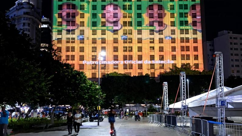 Jogadores convocados para a Copa do Mundo Fifa 2026 são projetados no edifício A Noite, no centro do Rio de Janeiro