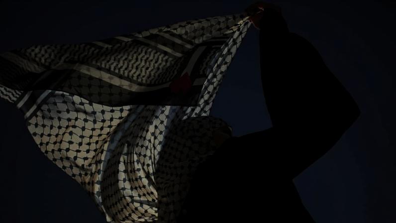 Uma palestina integrante do Banat Gaza, que significa "Meninas de Gaza", um grupo de jovens mulheres que reconstroem suas vidas por meio da preservação cultural, confeccionando bolsas artesanais e vendendo roupas tradicionais que refletem sua herança.