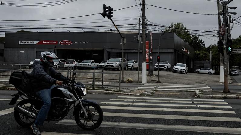 Motociclista em trecho com fiscalização eletronica na avenida Professor Francisco Morato, na zona su de São Paulo; estudo analisa locais de acidentes que provocaram internação dos condutores