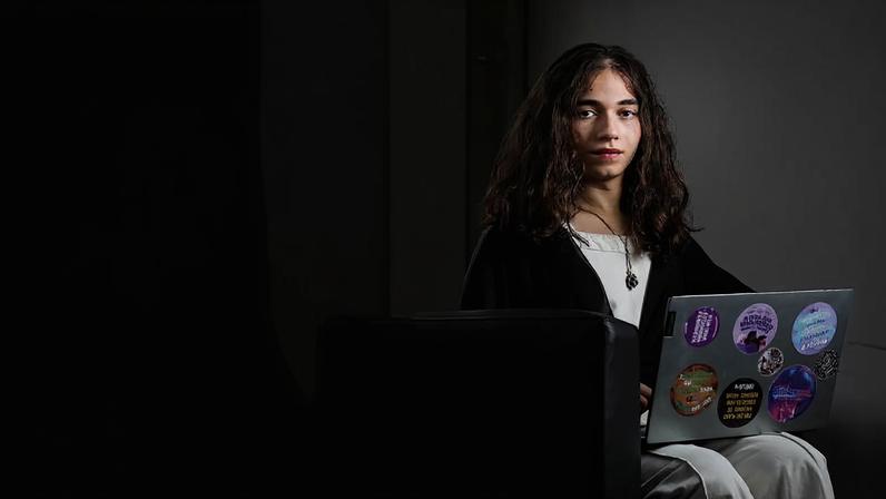Daniela Cristina Lucena, 19, diz que rotina de seu antigo trabalho em telemarketing afetou sua saúde mental