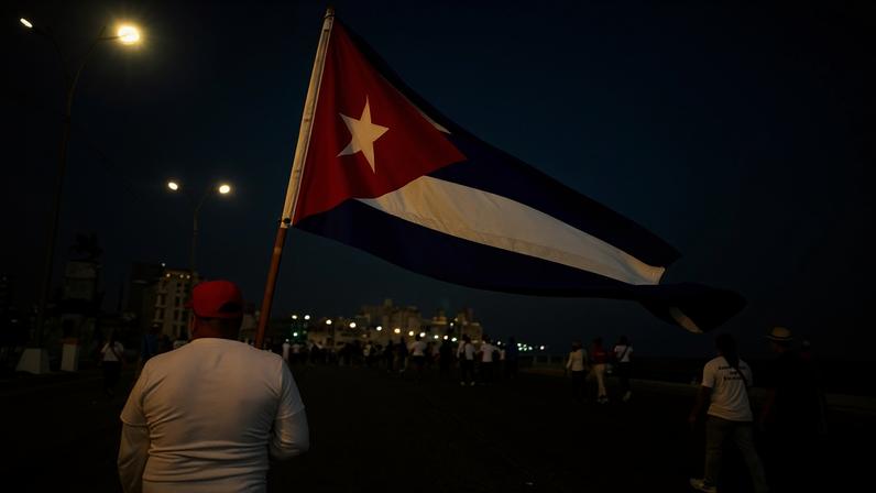 Pessoas marcham na capital Havana durante o feriado do Dia do Trabalhador
