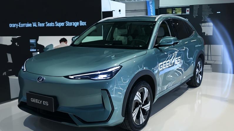 Carro da chinesa Geely em espaço da montadora em evento do setor automotivo em Budapeste, na Hungria