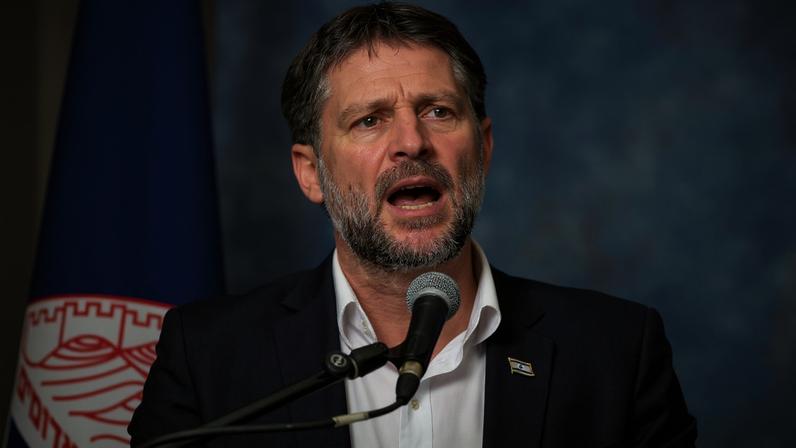 O ministro das Finanças de Israel, Bezalel Smotrich, durante entrevista coletiva perto do assentamento israelense de Maale Adumim, na Cisjordânia ocupada