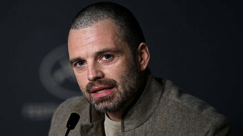 Sebastian Stan durante conversa com jornalistas sobre o filme 'Fjord', de Cristian Mungiu, no Festival de Cannes de 2026