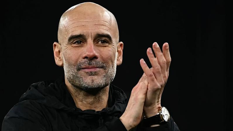 Guardiola saúda torcedores após vitória do City sobre o Liverpool pela Premier League