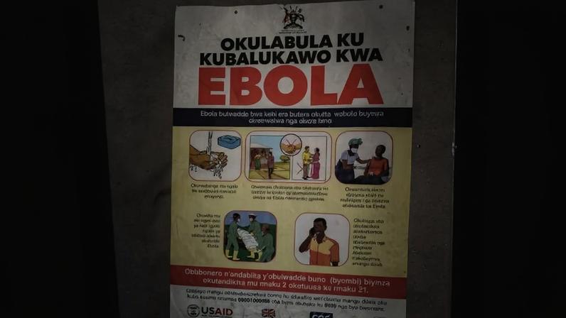 Cartaz exibe números de contatos de emergência sobre ebola em Busunga, na fronteira entre Uganda e a República Democrática do Congo