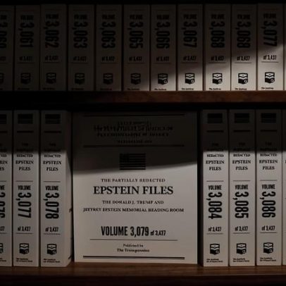 Exposição em Nova York reúne 7 toneladas de documentos sobre Epstein e Trump