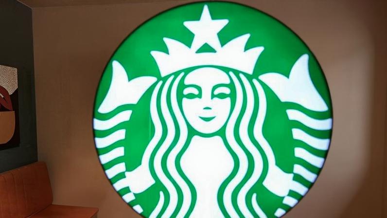 Símbolo da Starbucks em loja em Seul