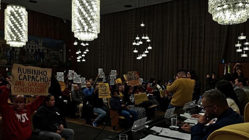 Movimentos de moradia se manifestam durante sessão final da CPI da HIS, na Câmara Municipal