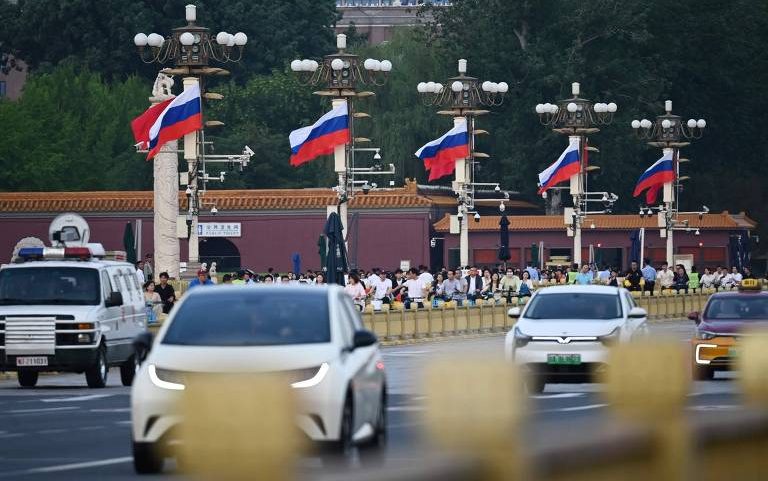 Bandeiras da Rússia e da China na Praça da Paz Celestial, em Pequim, antes da visita de Putin a Xi nesta terça (19)