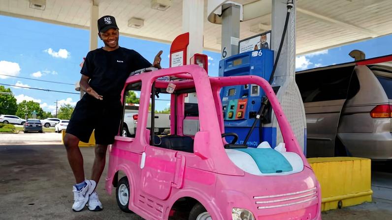 Mali Hightower ao lado do seu carro em homenagem a Barbie