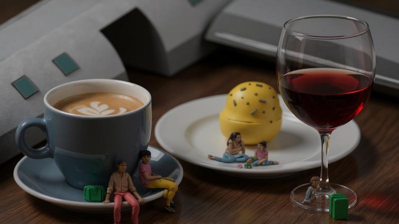 Quatro pessoas em tamanho reduzido estão sentadas e brincando ao redor de uma xícara de café, um prato com pão e um copo de vinho tinto, todos em uma mesa amarela. Ao fundo, há um livro aberto.