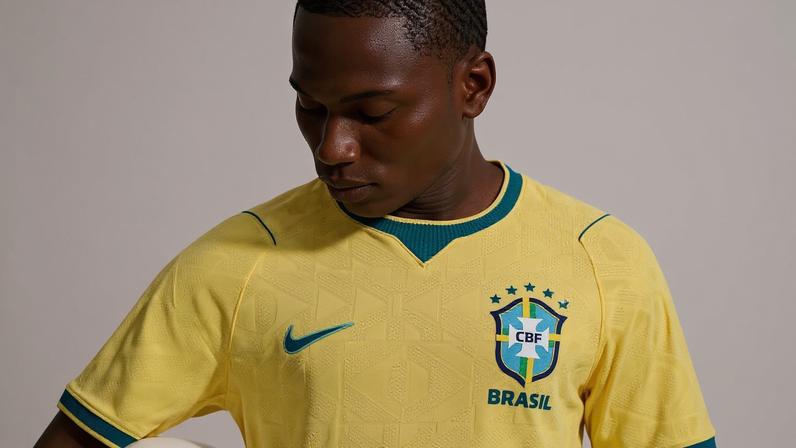 Modelo veste uniforme da Seleção Brasileira para a Copa do Mundo de 2026, vendida pela Nike por R$ 749,99