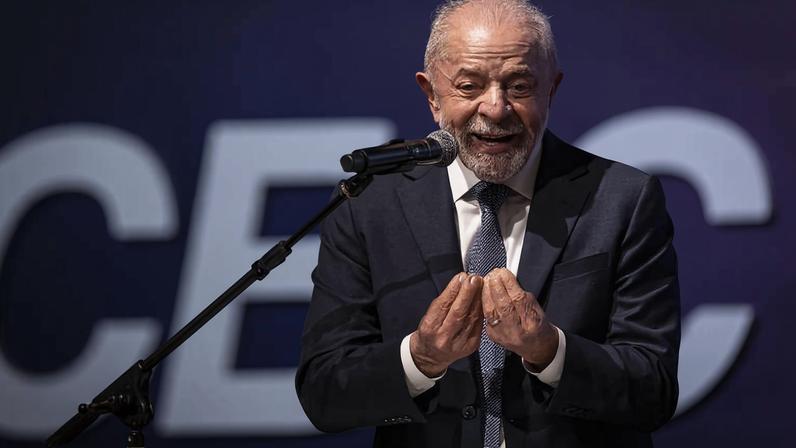O presidente Lula discursa em abertura do setor da construção civil na capital em Santana