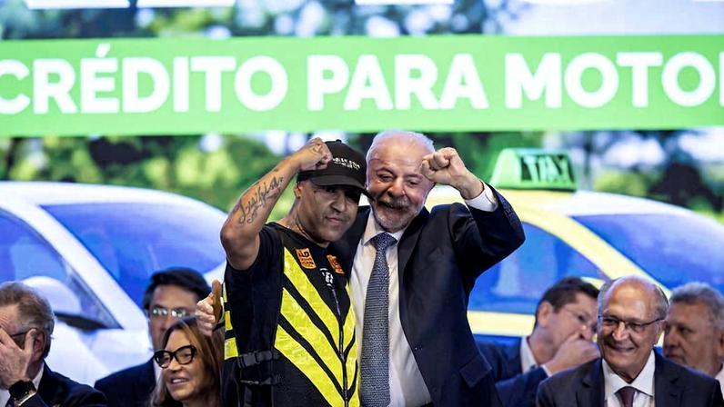 Lula ao lado de Júnior Freitas, do Movimento dos Trabalhadores Sem Direitos, durante evento em São Paulo